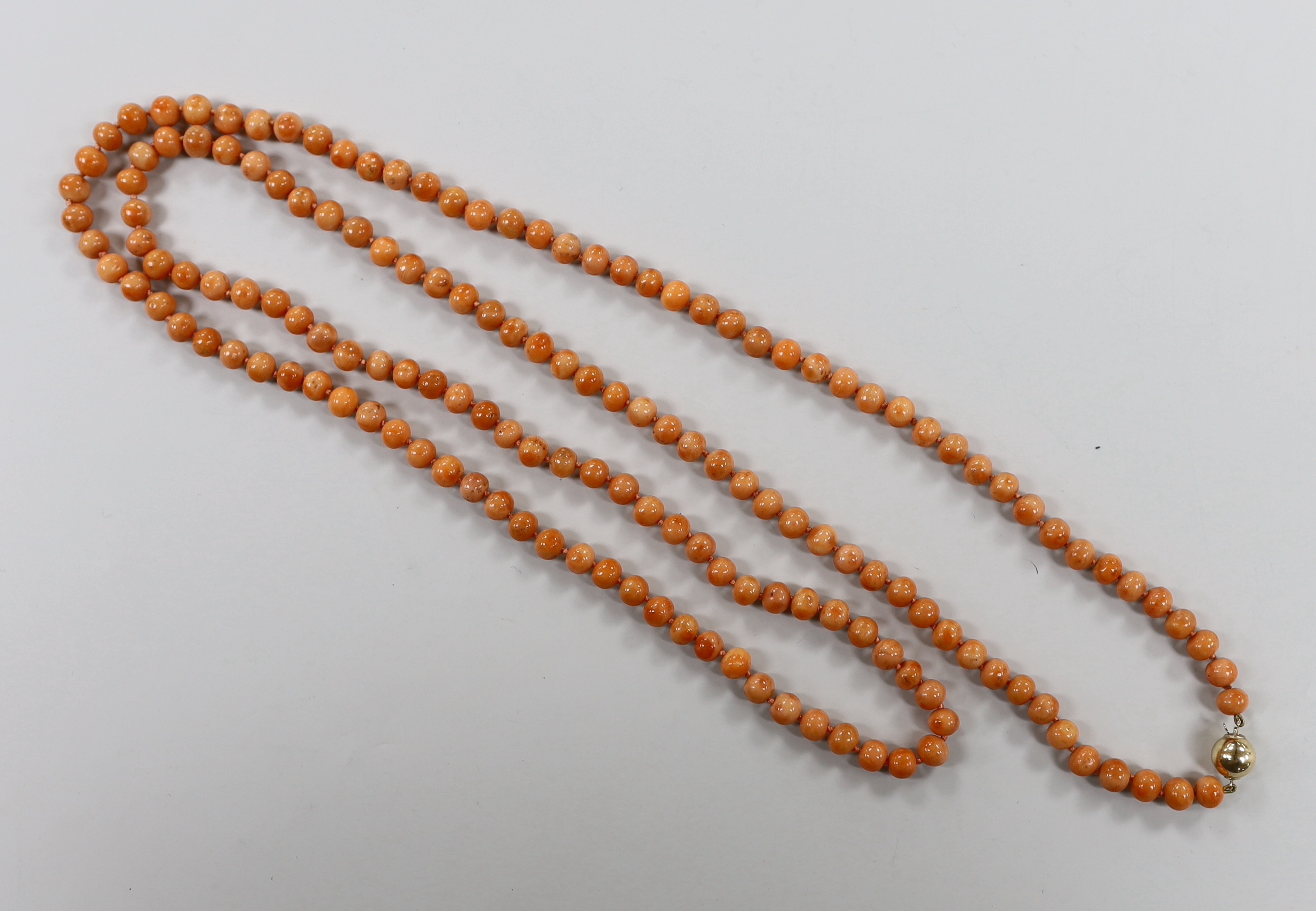 A single strand coral bead necklace, with 375 ball clasp, 104cm.